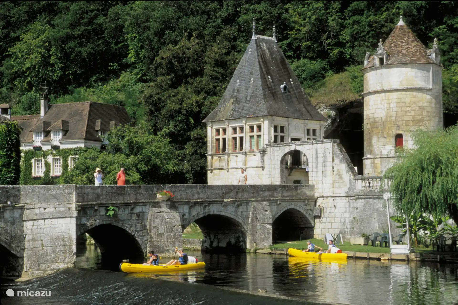 Eine der Brücken und die Moulin de l'Abbaye (ein Michelin-Stern)