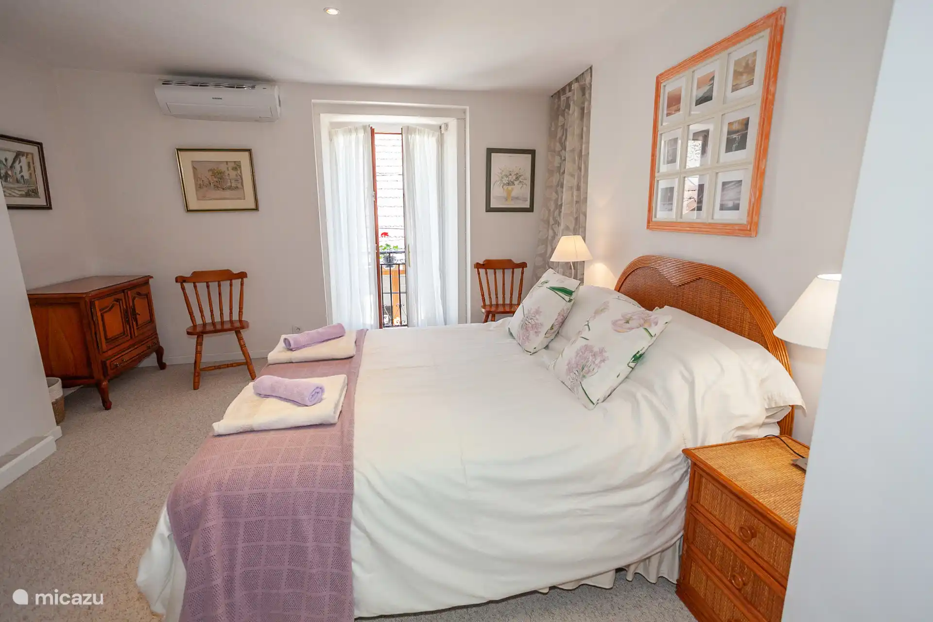 Hauptschlafzimmer mit Fenster zur Straße, das sehr ruhig ist.