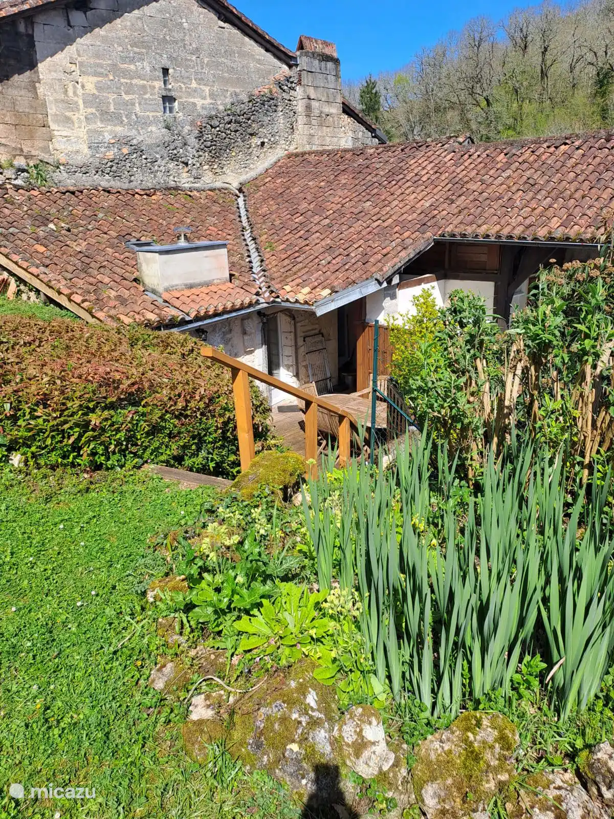 Der Garten befindet sich über dem Haus und der Terrasse!
