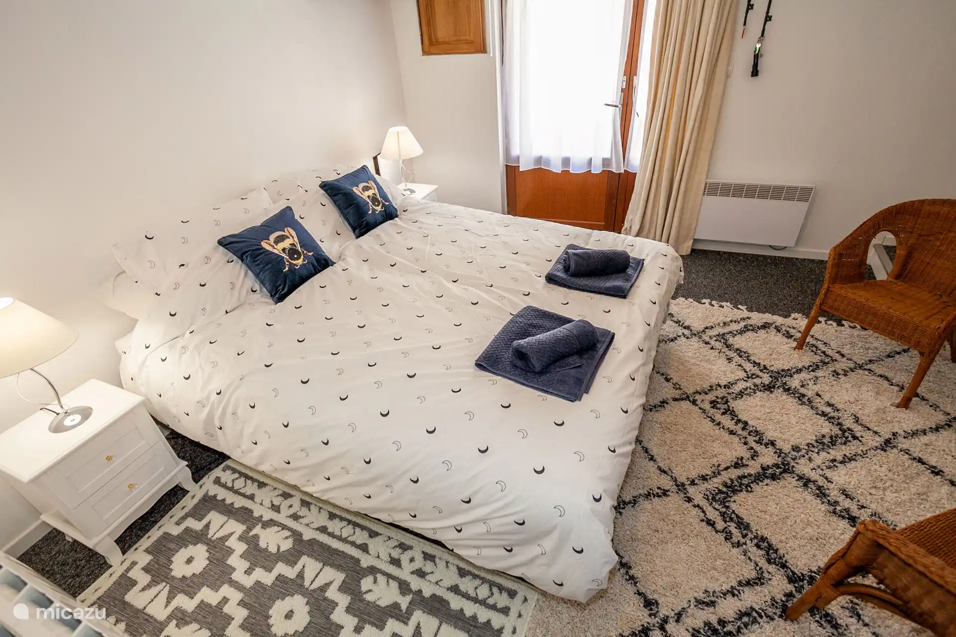 Zimmer im Erdgeschoss mit Haustür