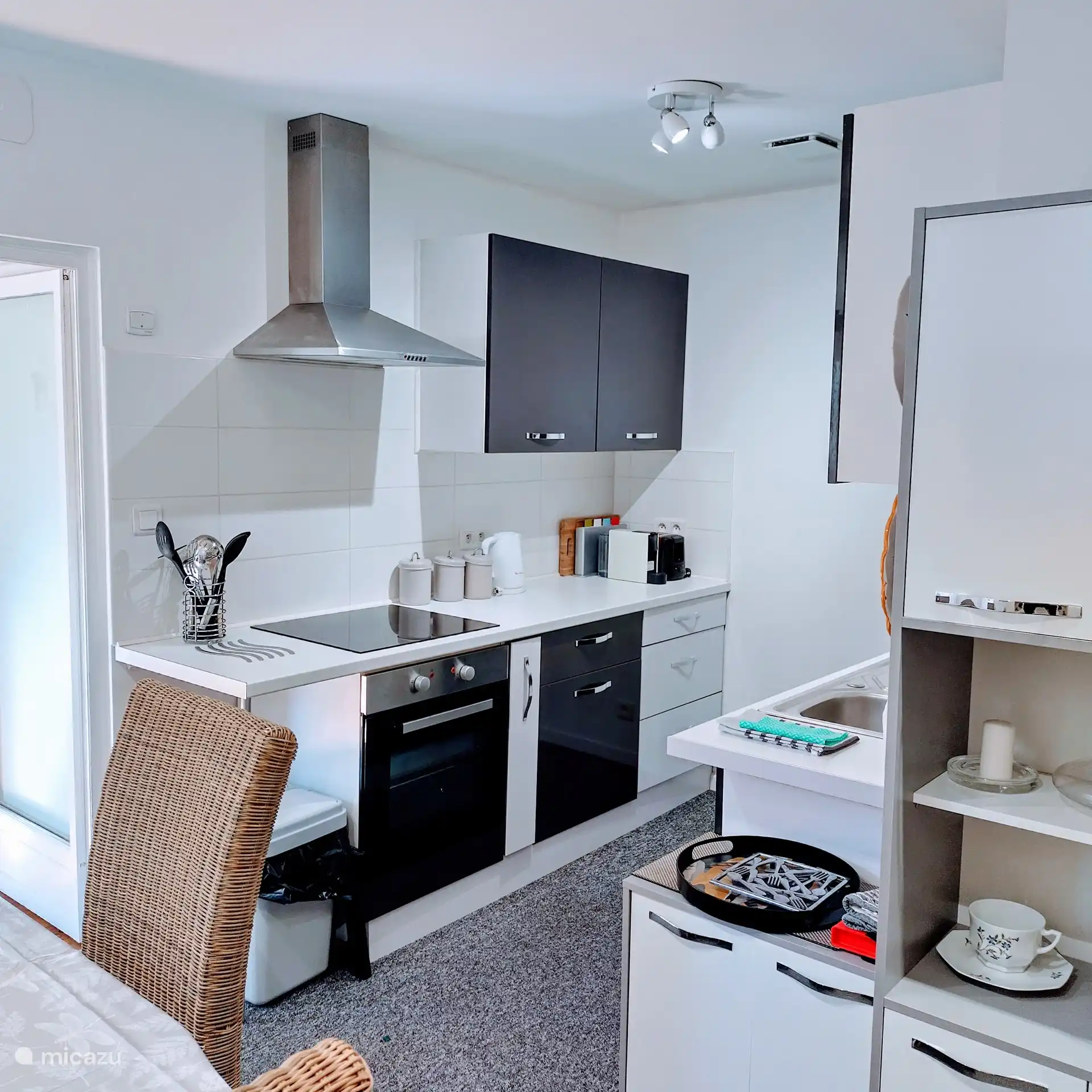 Küche - Backofen, 4-Flammen-Herd, Dunstabzugshaube