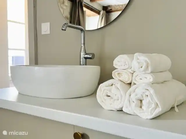 Maison de Terre | France, Dordogne, Cherval - maison de vacances Lavabo privé dans la chambre (des enfants)