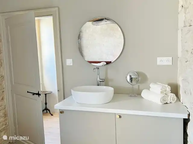 Maison de Terre | France, Dordogne, Cherval - maison de vacances Lavabo privé dans la chambre (des enfants)