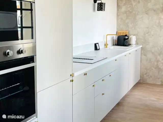Maison de Terre | France, Dordogne, Cherval - maison de vacances Heerkijk cuisine dans la grande et luxueuse cuisine entièrement équipée