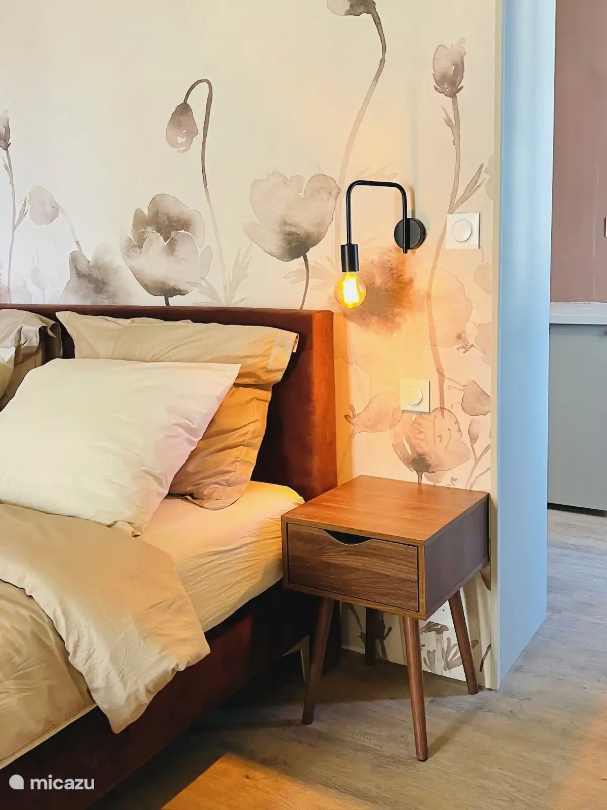 Schlafzimmer 2 mit großem Boxspringbett (180x200)