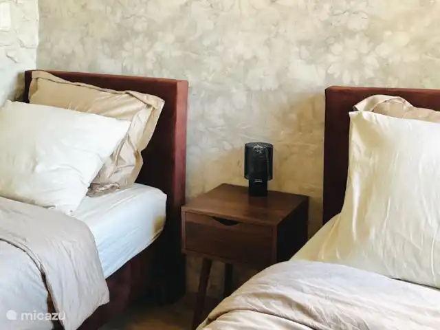 Maison de Terre | France, Dordogne, Cherval - maison de vacances Belle chambre (d’enfant) avec 2 sommiers tapissiers