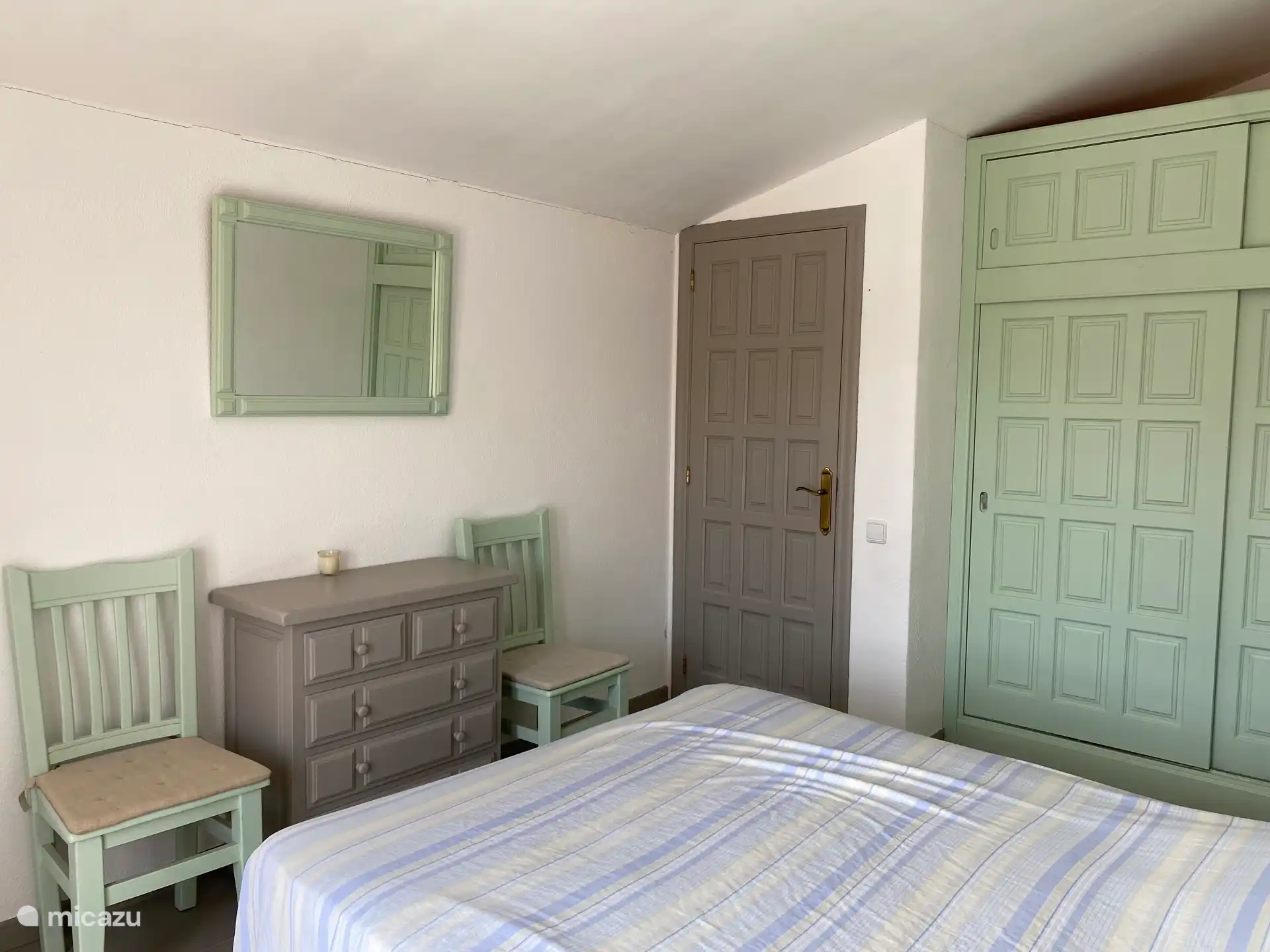 Schlafzimmer im Obergeschoss (französisches Bett)