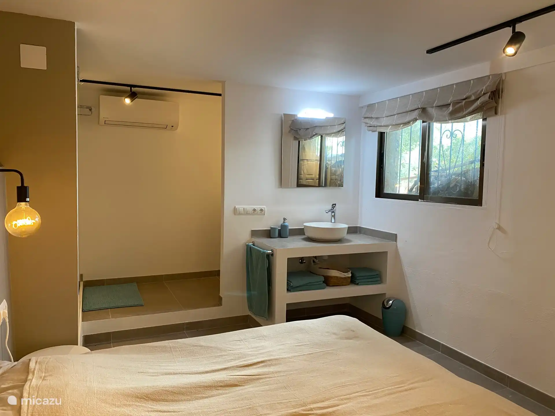 Schlafzimmer für 2 Personen im Keller mit eigenem Bad