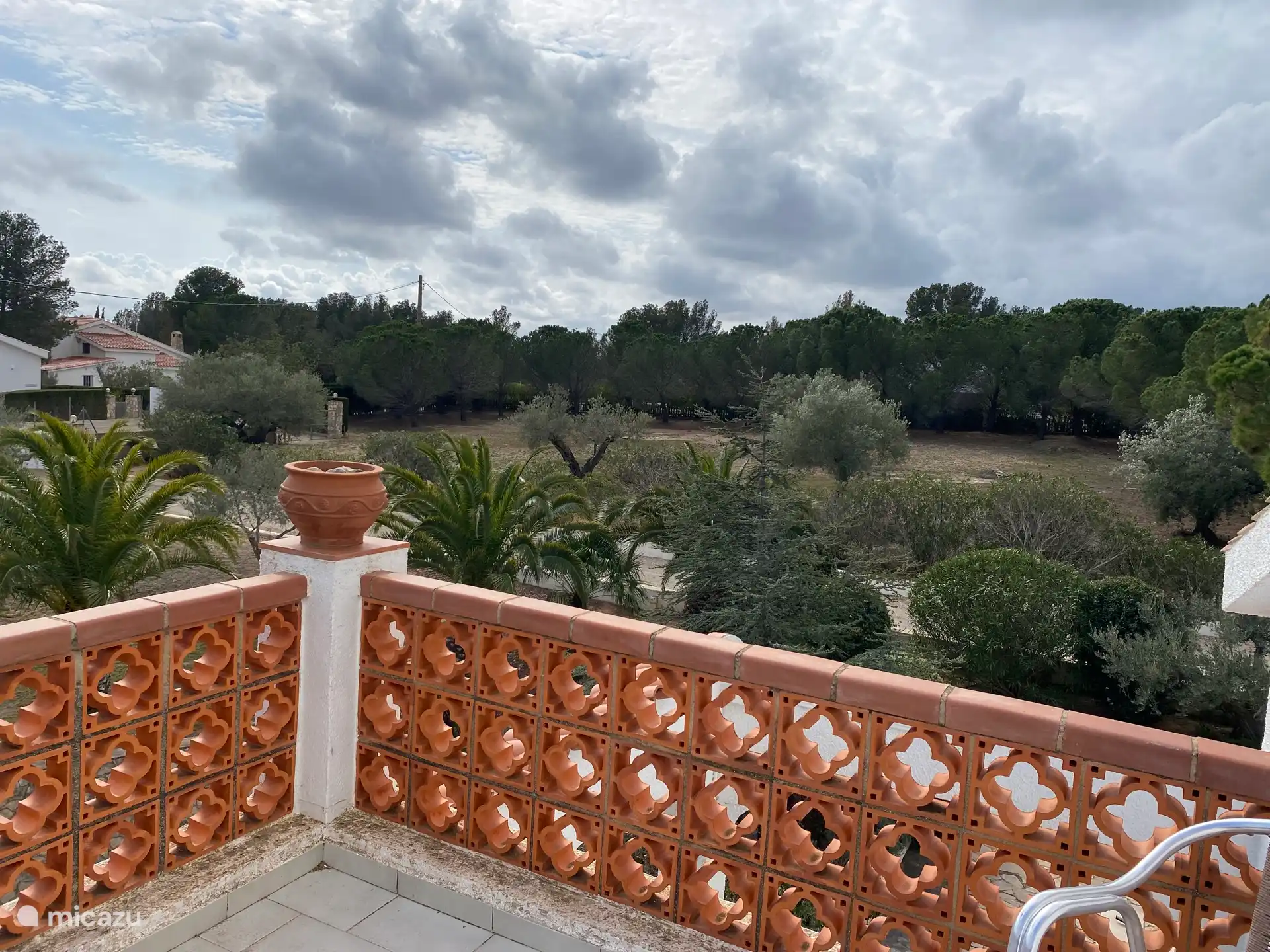 Schlafzimmer mit Balkon im Obergeschoss