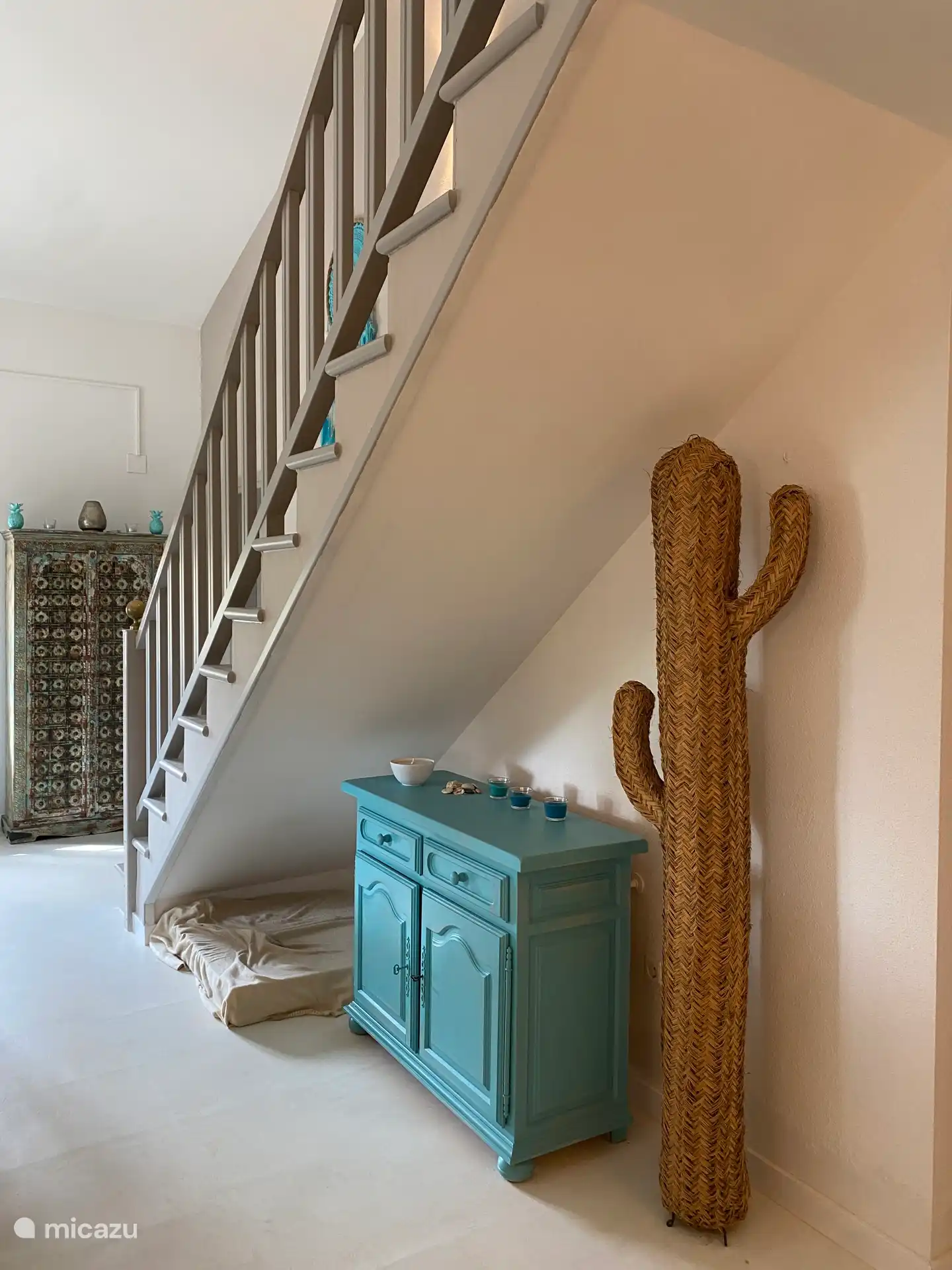 Detail Wohnzimmer unter Treppe