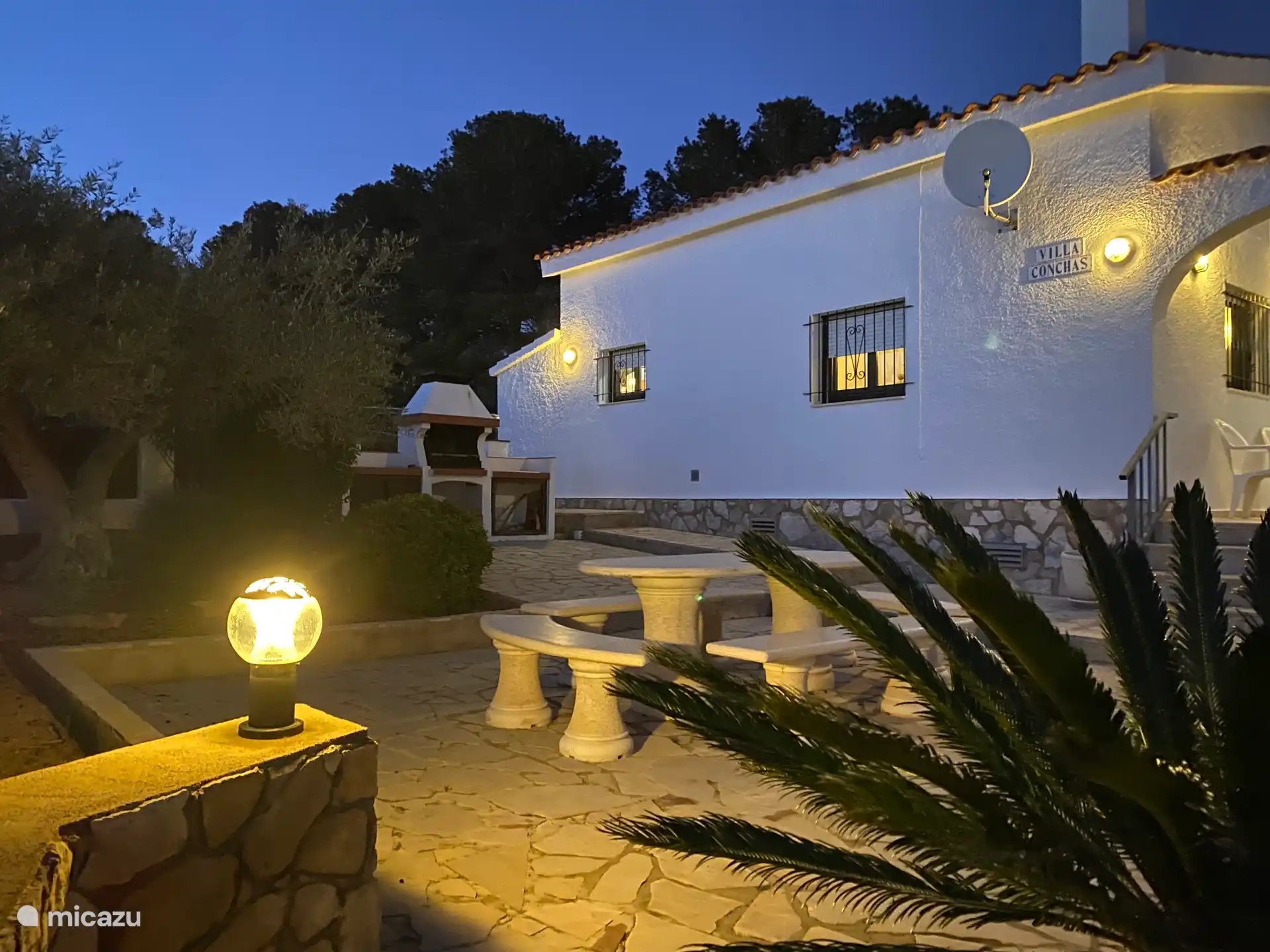 Terrasse mit festem Grill