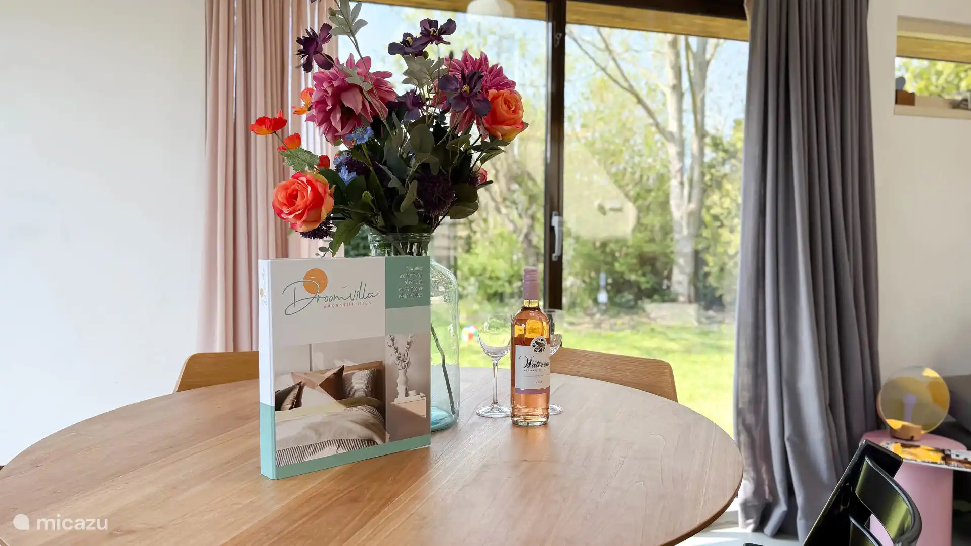 Detail photo dining table