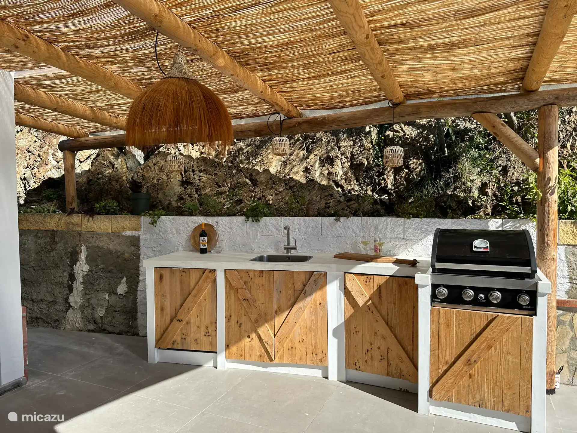 Außenküche mit Grill und Geschirrspüler 