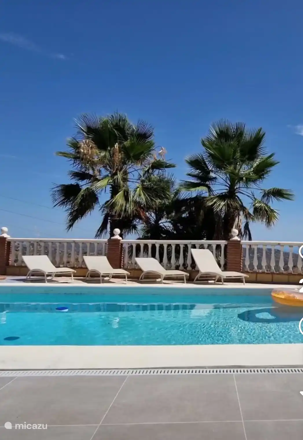 Blick auf den Pool von der Veranda 