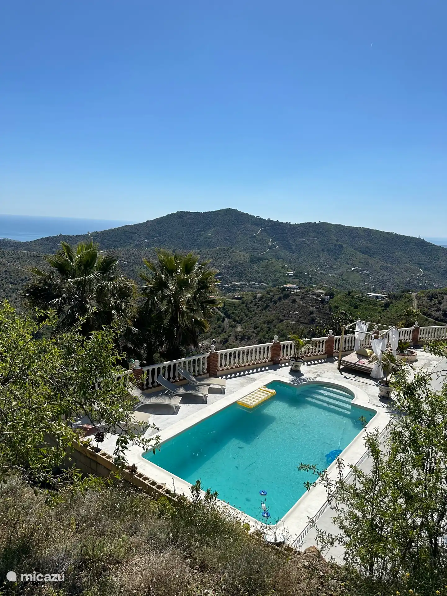 Blick auf den Pool und die Umgebung 