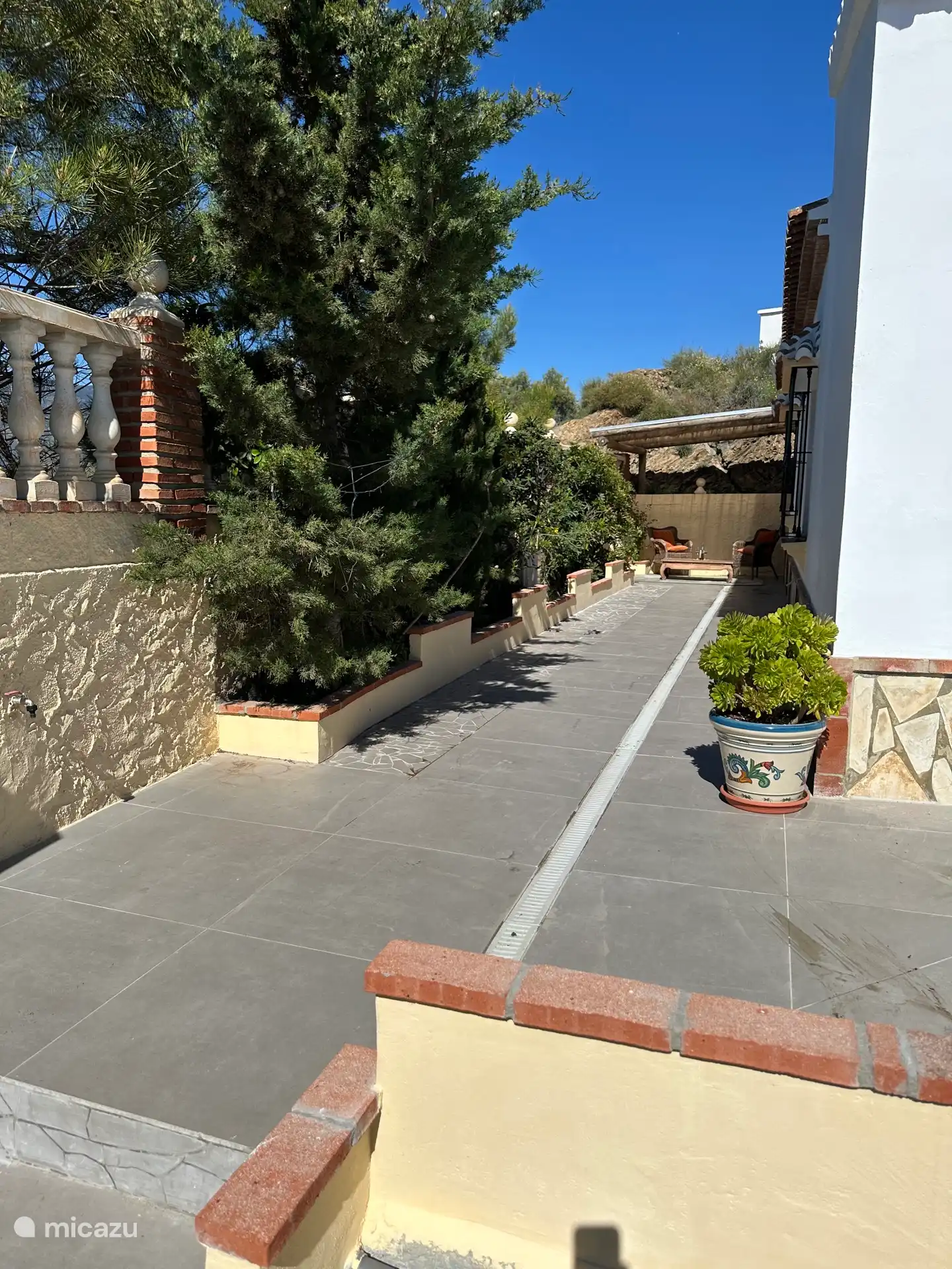 Hintere Villa mit Veranda und Sitzbereich