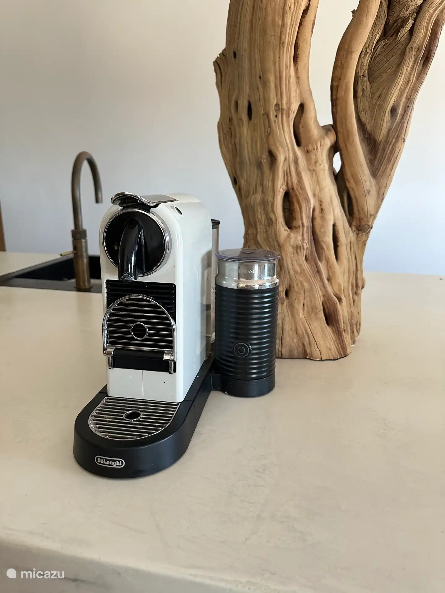 Nespresso-Maschine mit Milchaufschäumer 