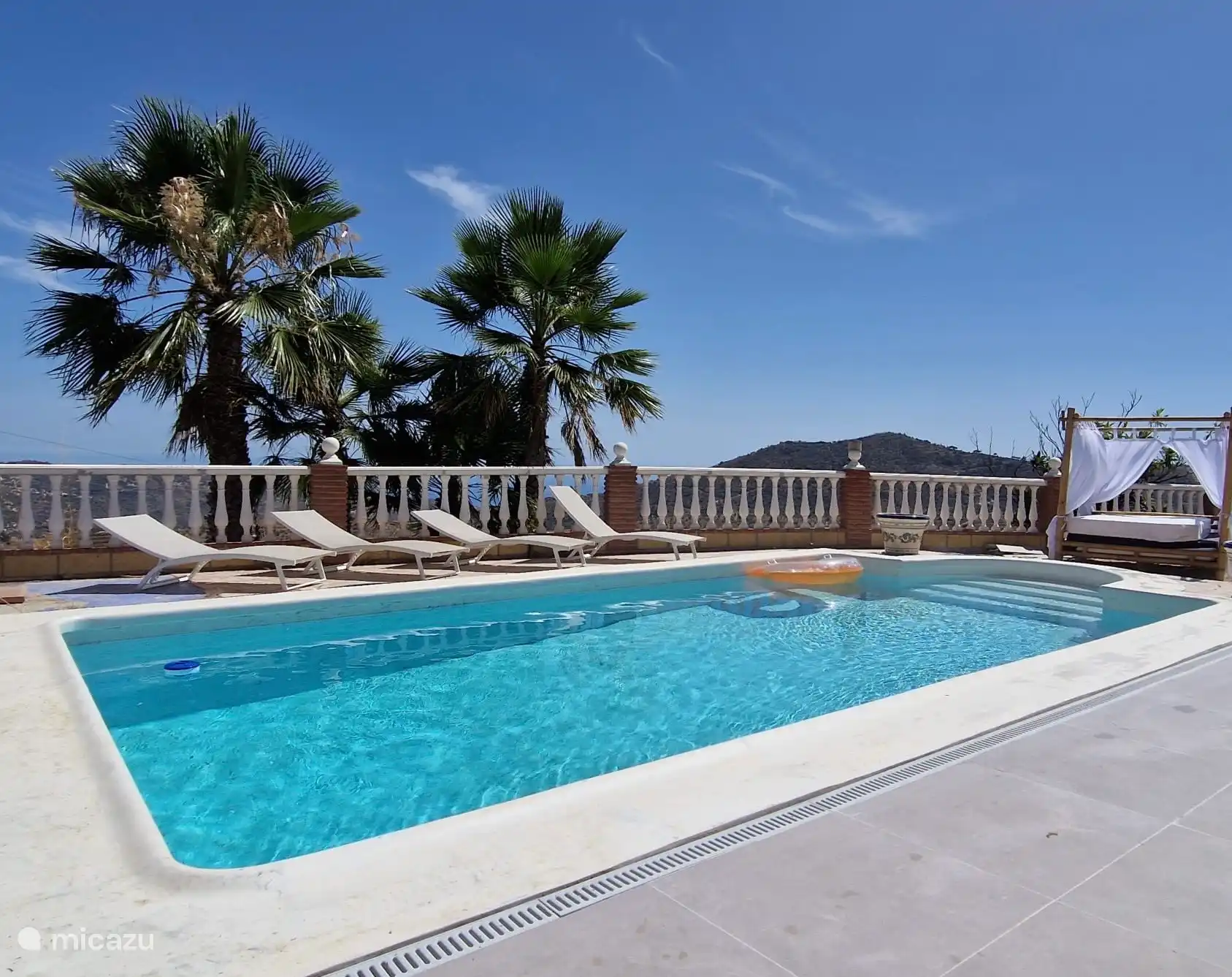 Schwimmbad ab Mitte April bei 24 Grad. 