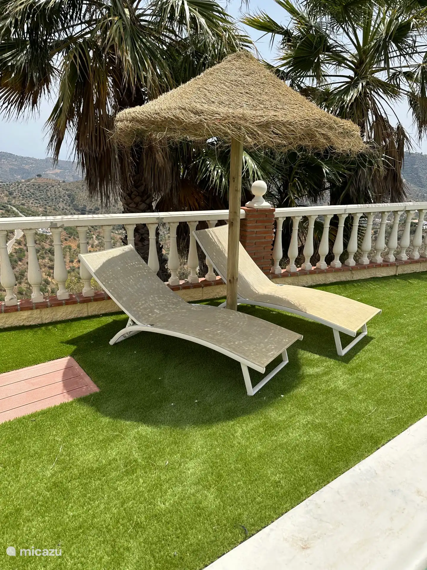 Sonnenterrasse im hinteren Teil des Pools