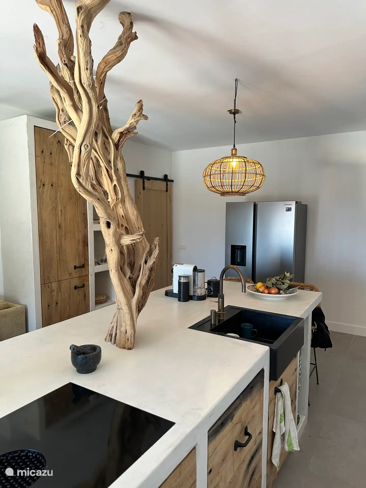 Inselküche mit amerikanischem Kühlschrank mit gefiltertem kaltem Wasser und gefilterten Eiswürfeln 