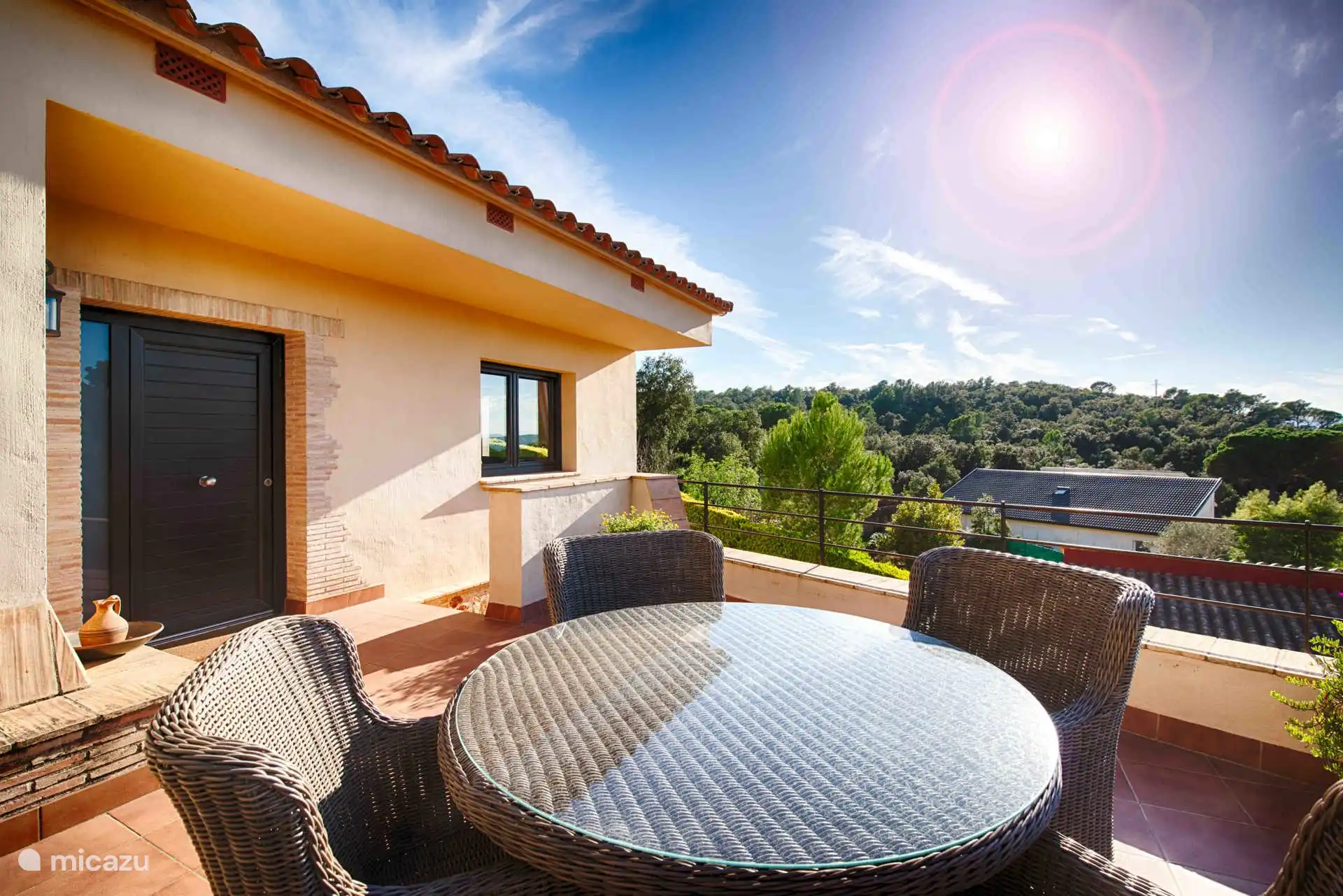 Terrasse an der Vorderseite des Hauses