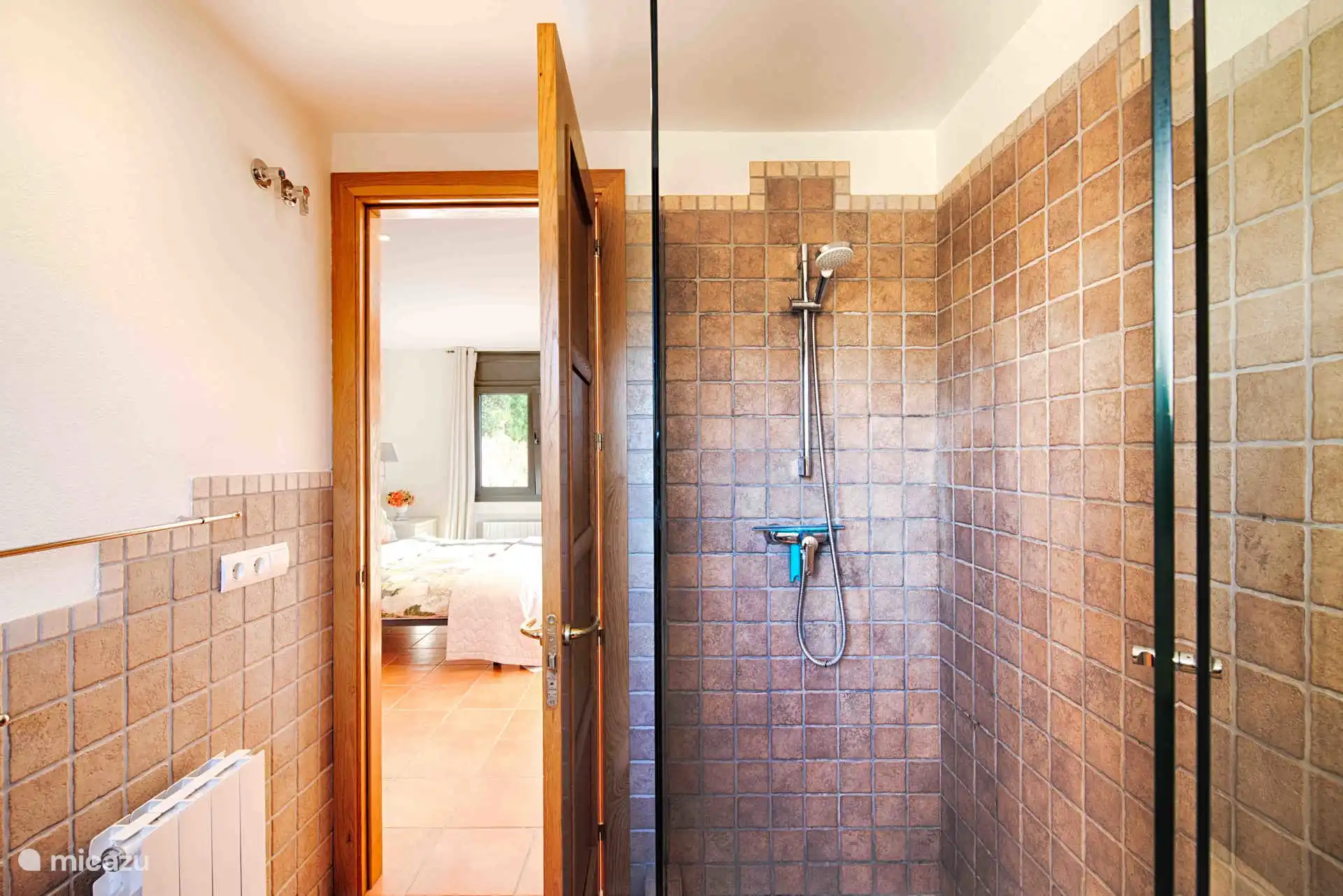 Badezimmer im Hauptschlafzimmer