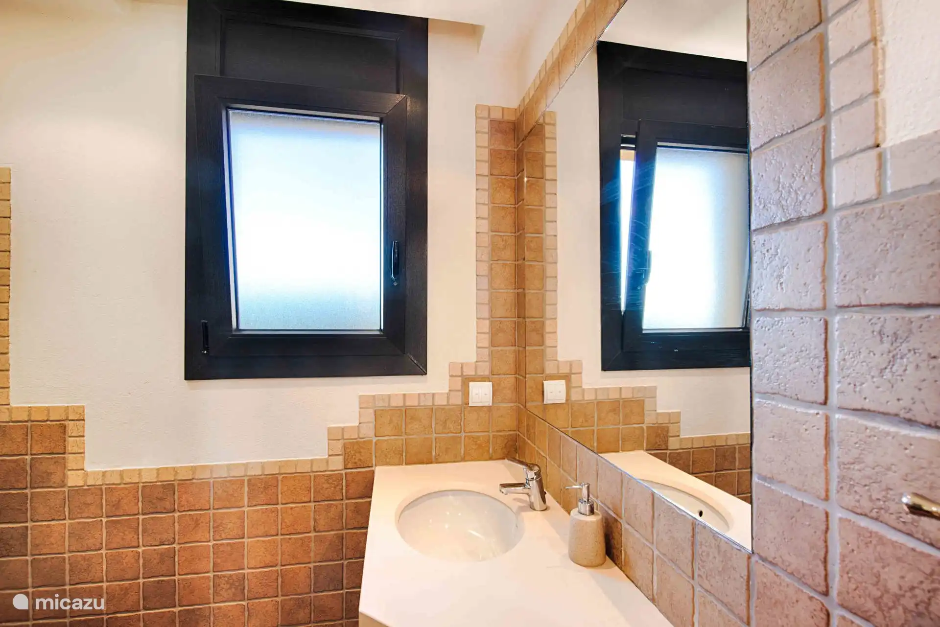 Badezimmer im Hauptschlafzimmer