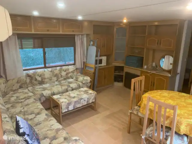 Rancho Catalán 2 en España, Costa Brava, Castell d'Aro - mobil home / caravana Sala de estar con mesa