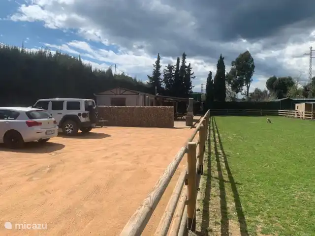 Rancho Catalán 2 en España, Costa Brava, Castell d'Aro - mobil home / caravana Vista desde el camino de entrada a las casas móviles