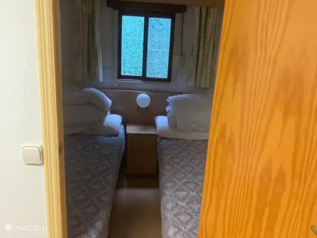 Rancho Catalán 2 en España, Costa Brava, Castell d'Aro - mobil home / caravana Dormitorio con 2 camas individuales. Hay 2 habitaciones