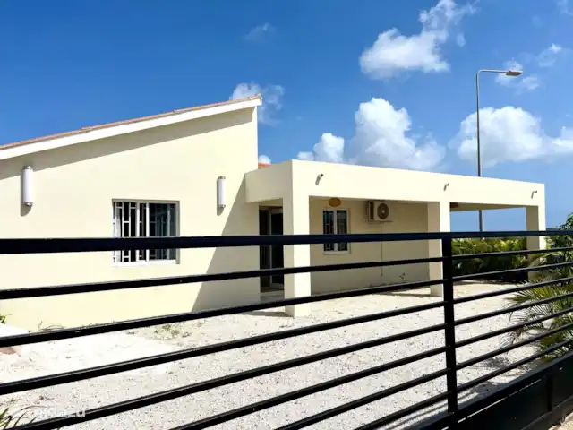 Kas Riba Seru en Curazao, Banda Arriba (este), Hoenderberg - villa La puerta de entrada y el espacio de estacionamiento para hasta 2 autos.
