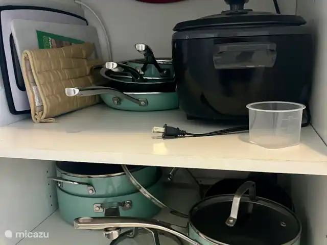 Kas Riba Seru en Curazao, Banda Arriba (este), Hoenderberg - villa Olla arrocera, ollas y sartenes.