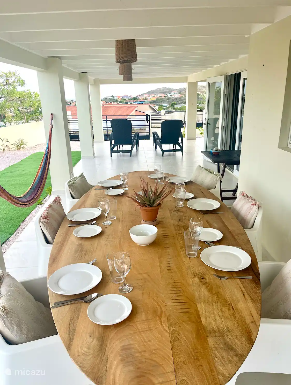 Amplia zona de comedor al aire libre en el porche con una gran mesa con capacidad para 6 personas, perfecta para comidas compartidas con vistas.