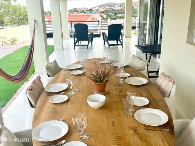 Kas Riba Seru en Curazao, Banda Arriba (este), Hoenderberg - villa Amplia zona de comedor al aire libre en el porche con una gran mesa con capacidad para 6 personas, perfecta para comidas compartidas con vistas.