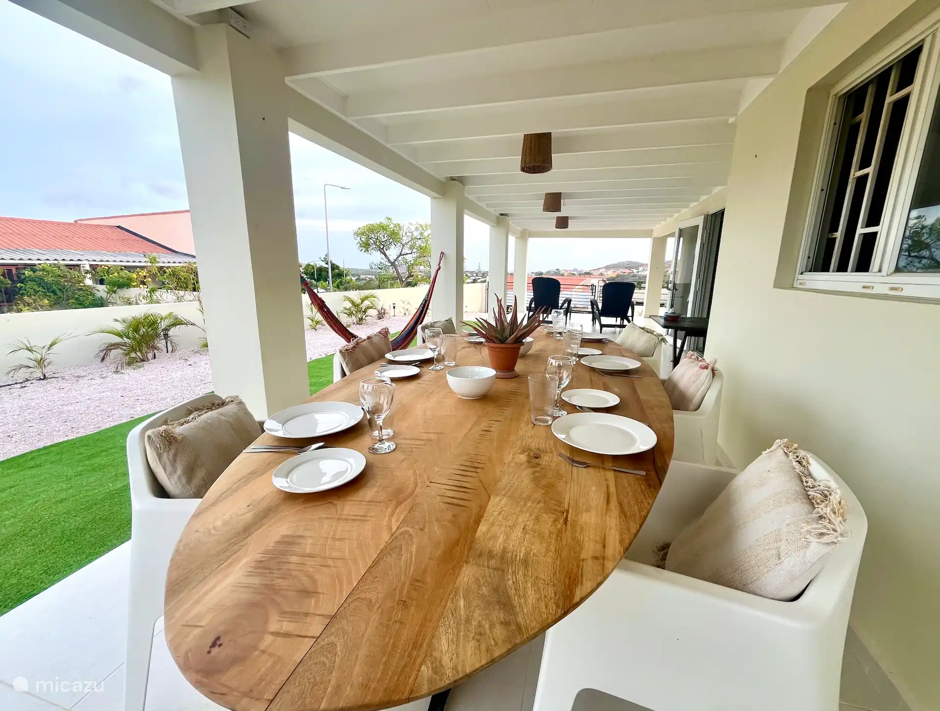 Disfrute de cenas familiares memorables en el porche, rodeado de aire fresco y hermosas vistas, el escenario perfecto para pasar tiempo de calidad juntos.