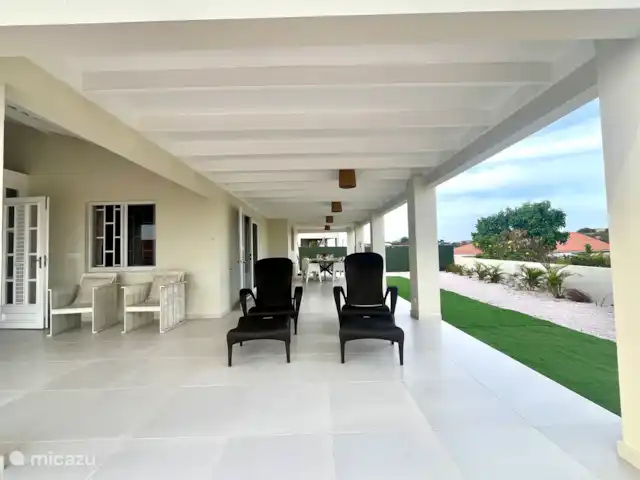 Kas Riba Seru en Curazao, Banda Arriba (este), Hoenderberg - villa Dos tumbonas en el porche, ideales para relajarse con un refrescante cóctel mientras disfruta de la impresionante vista de Tafelberg.