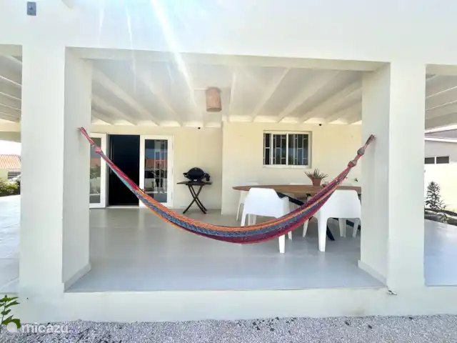 Kas Riba Seru en Curazao, Banda Arriba (este), Hoenderberg - villa Amplio porche con una gran mesa de comedor para 6 personas, una acogedora hamaca, barbacoa e impresionantes vistas de Tafelberg, el lugar perfecto para relajarse y cenar al aire libre.
