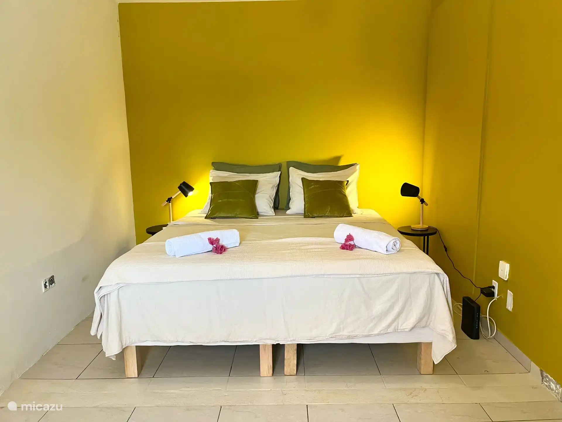 Habitación amarilla: incluye una cama doble, aire acondicionado y armario, lo que ofrece una estadía alegre y relajante.