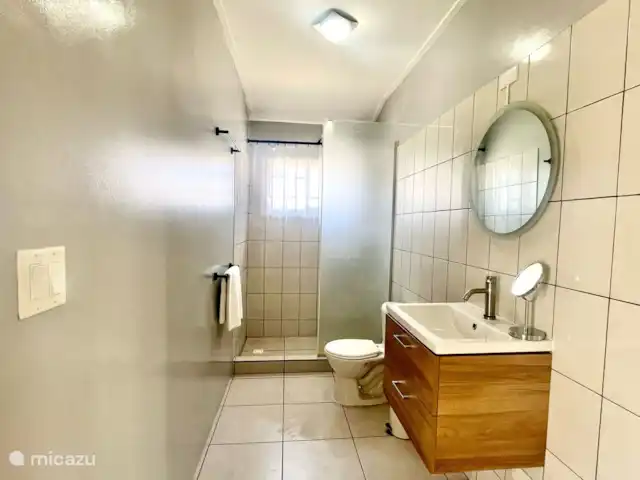 Kas Riba Seru en Curazao, Banda Arriba (este), Hoenderberg - villa Baño moderno con ducha a ras de suelo y toallas limpias.