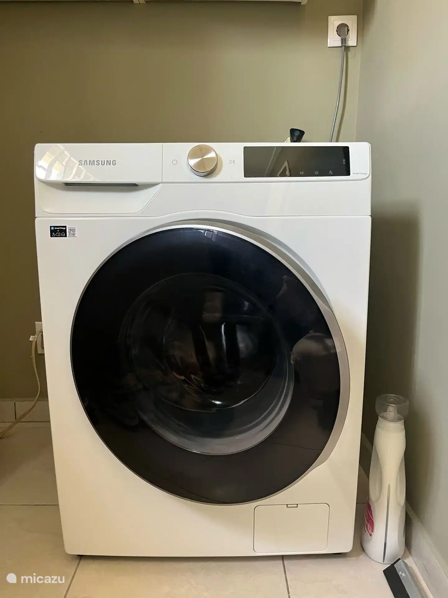 Lavadora privada disponible para uso de los huéspedes, perfecta para estadías más largas o para refrescar su ropa de playa.