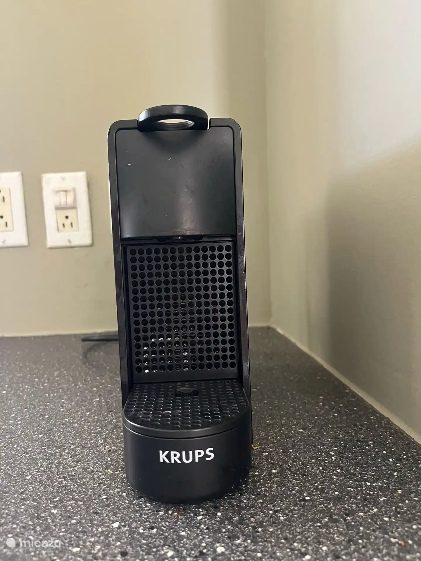 Cocina moderna equipada con una máquina de café Krups: comience el día con una cerveza recién hecha a su conveniencia.