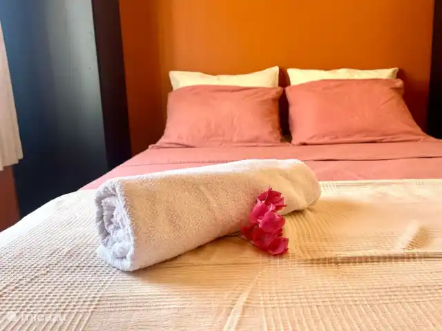 Kas Riba Seru en Curazao, Banda Arriba (este), Hoenderberg - villa Habitación roja: acogedora y colorida con una cama doble, aire acondicionado y espacio de guardarropas.