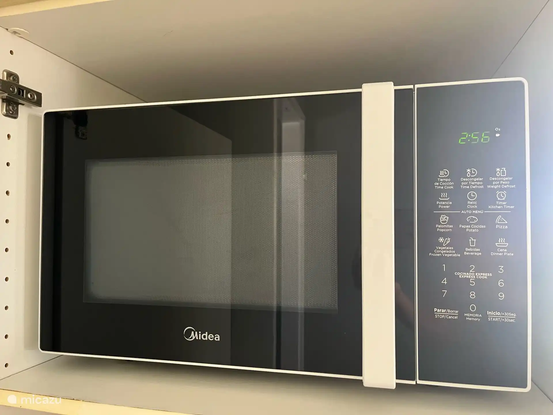 Práctico microondas en la cocina: ideal para comidas rápidas o para recalentar las sobras después de un día de exploración.