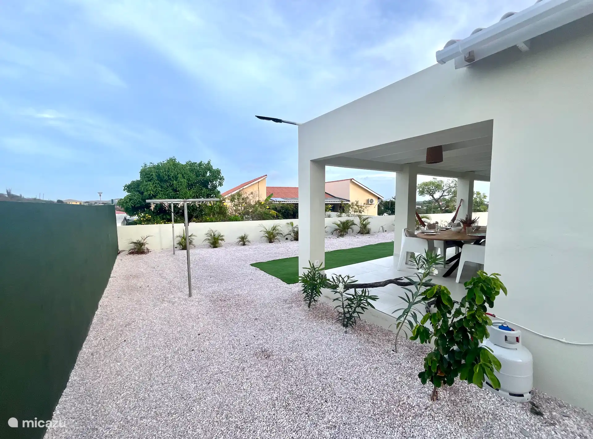 Perchas de exterior para secar la ropa bajo el cálido sol: comodidad práctica y ecológica durante su estancia.