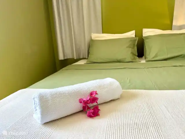 Kas Riba Seru en Curazao, Banda Arriba (este), Hoenderberg - villa Dormitorio verde: cuenta con una cómoda cama queen, aire acondicionado y un armario para almacenamiento.