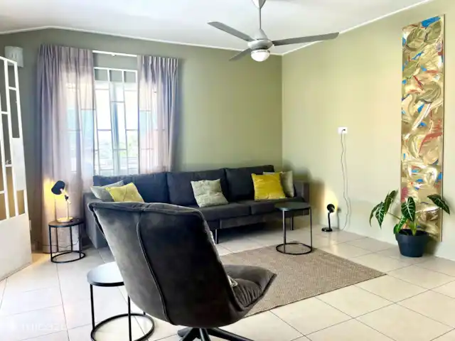 Kas Riba Seru en Curazao, Banda Arriba (este), Hoenderberg - villa Sala de estar luminosa y ventosa con cómodos asientos y acceso directo al porche.