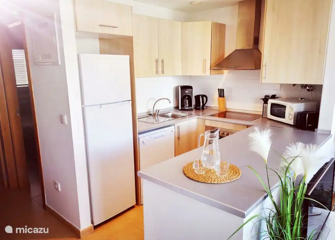 Küche mit Kühlschrank mit Gefrierfach, Geschirrspüler, Mikrowelle, Backofen, Toaster, Wasserkocher, Kaffeemaschine