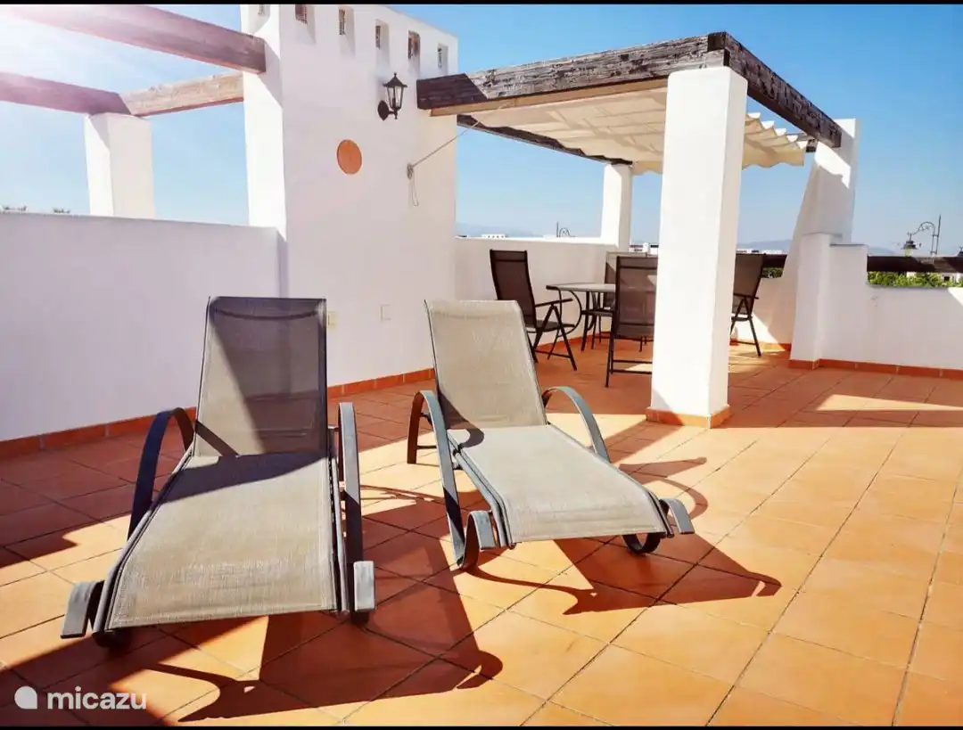 Schöne Dachterrasse mit großzügigem Vordach