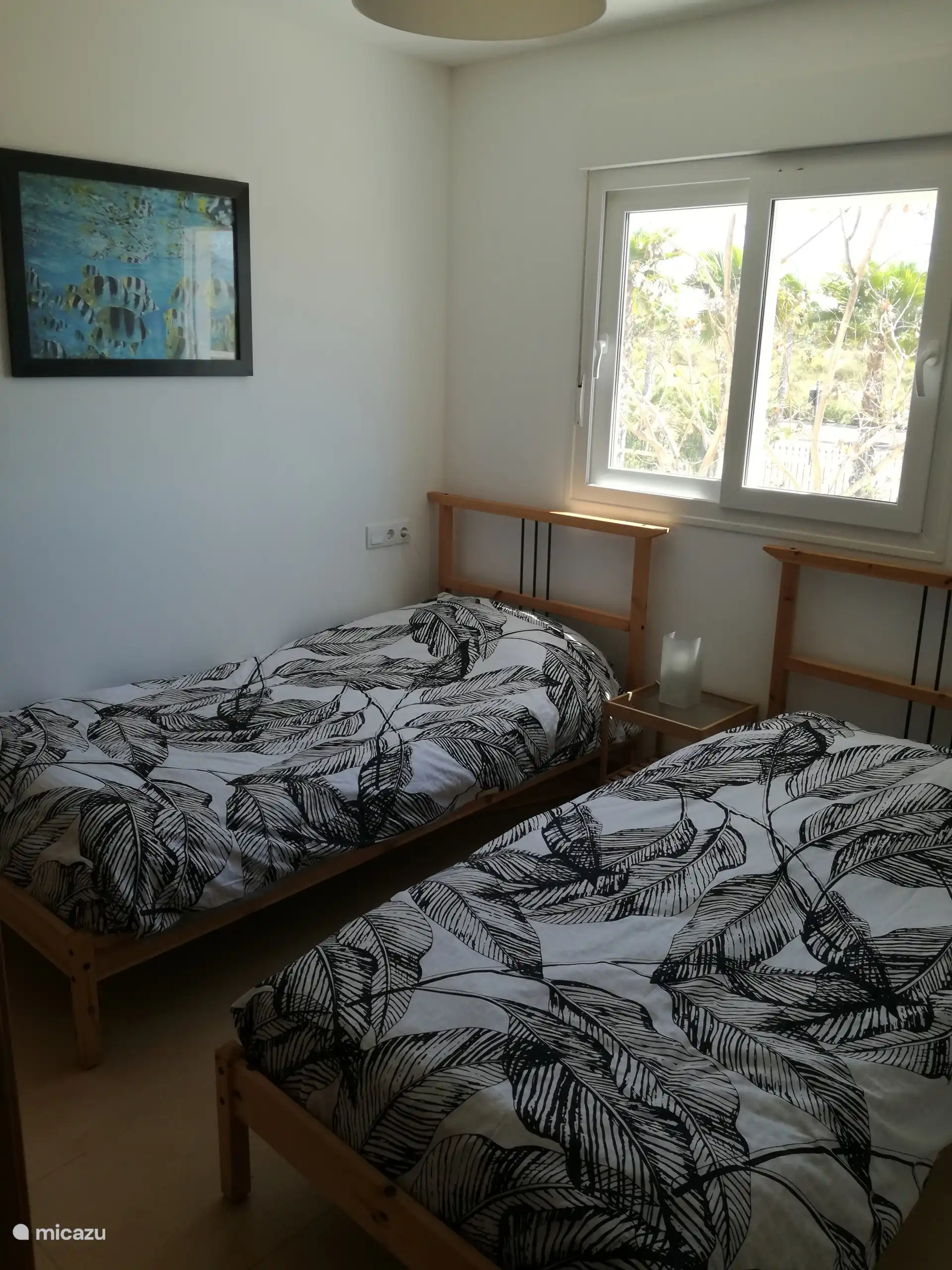 Geräumiges Schlafzimmer mit Klimaanlage und großem Kleiderschrank