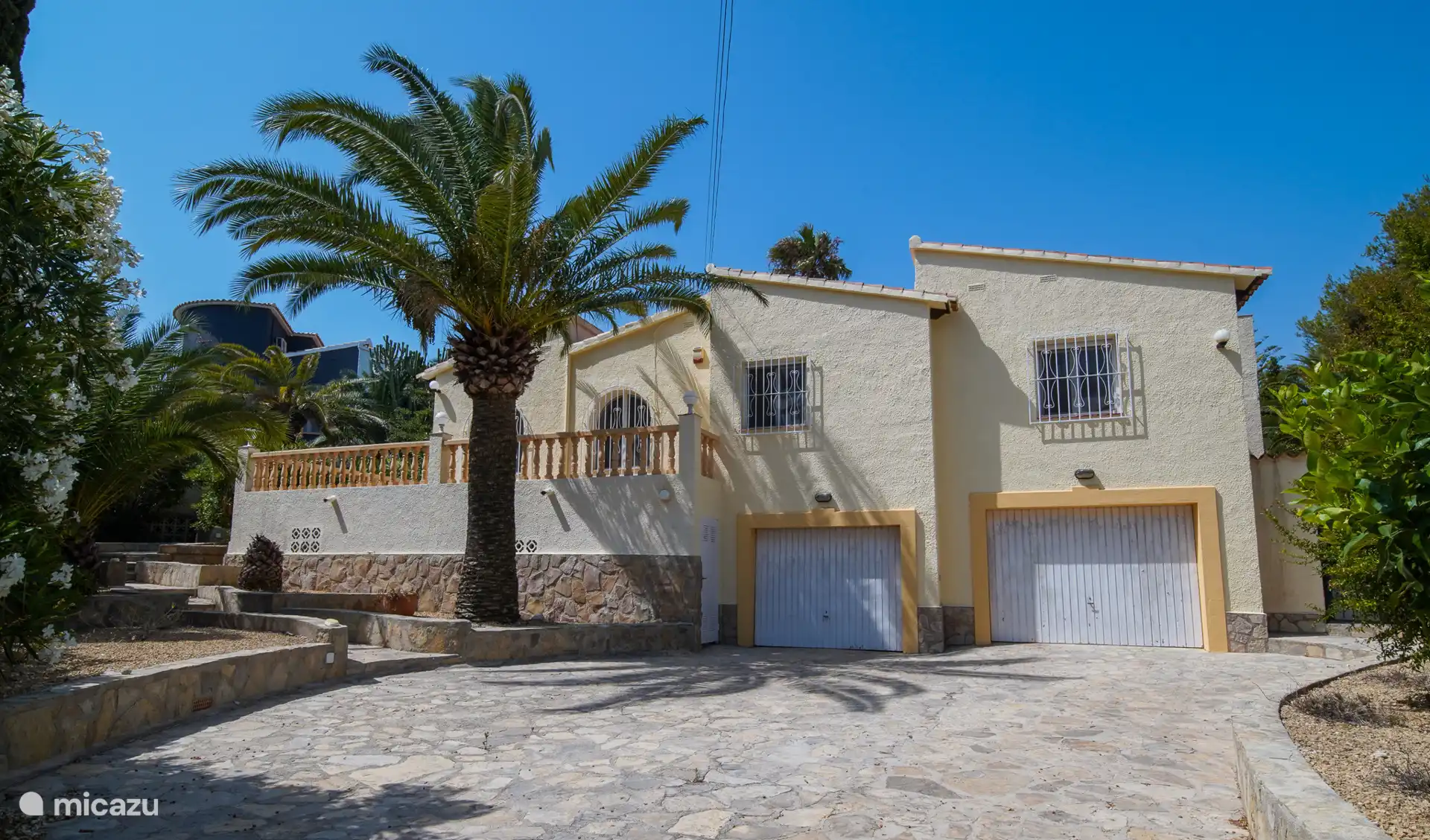 Villa/ plazas de aparcamiento 